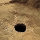 Imagen para el artículo titulado Todo lo que sabemos sobre el pozo del infierno de Yemen, un misterioso agujero natural lleno de leyendas
